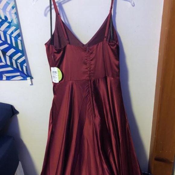 Satin red gown - Picture 2 of 3